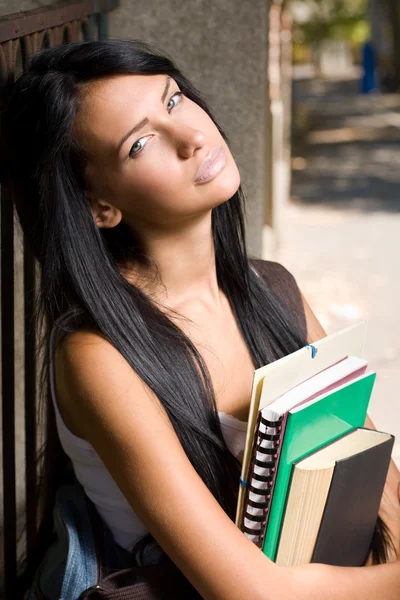 Jovem estudante morena atraente ao ar livre . — Fotografia de Stock