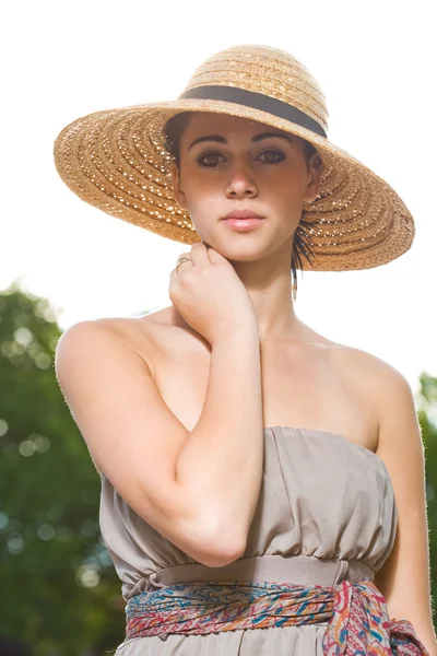 Elegante jonge zomer brunette vrouw. — Stockfoto