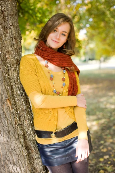 Portrait of a colorful fall fashion girl. — Stock Photo, Image