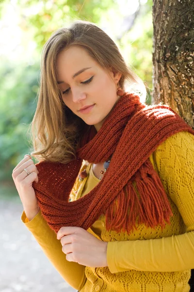 Soñadora joven mujer de moda de otoño . —  Fotos de Stock