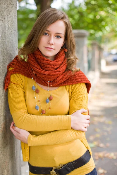 Porträt einer bunten Herbst-Mode-Mädchen. — Stockfoto