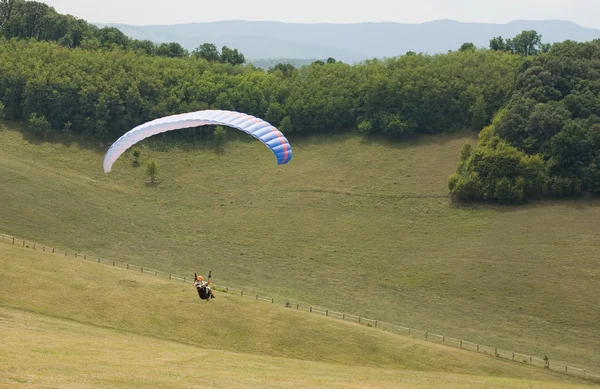 Paragliding plezier buiten in de natuur. — Stockfoto