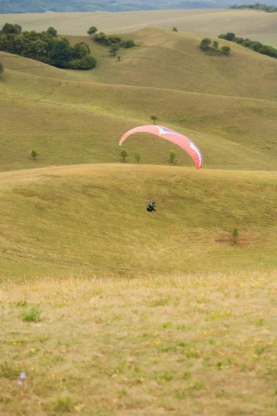 Paragliding fun outdoors in nature. — Stock Photo, Image