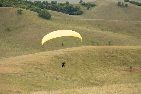 Paragliding plezier buiten in de natuur. — Stockfoto