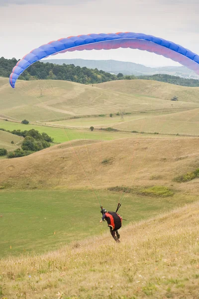 Paragliding fun outdoors in nature. — Stock Photo, Image