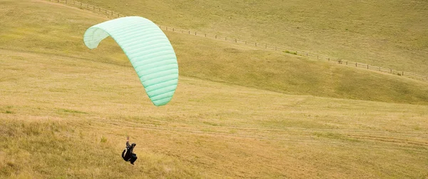 Paralotniarstwo zabawy na świeżym powietrzu w przyrodzie. — Zdjęcie stockowe