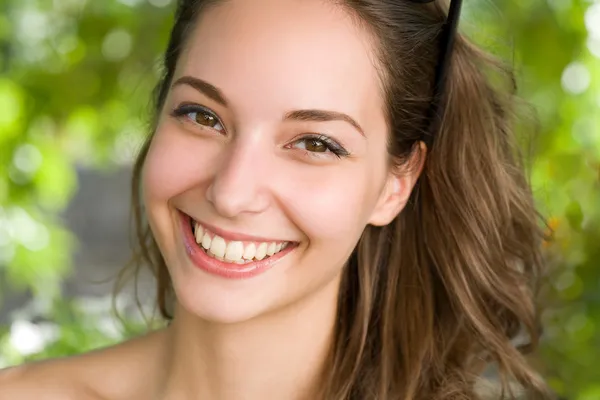 Clouseup portret van een vriendelijke brunette. — Stockfoto