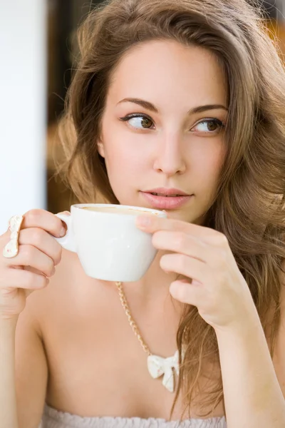 Warme koffie brunette dame. — Stockfoto