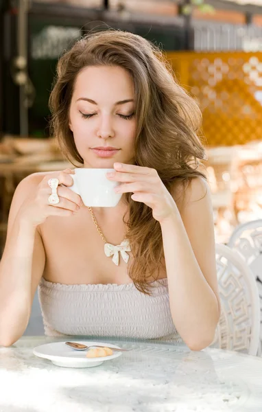 Hot coffee brunette lady. — Stock Photo, Image