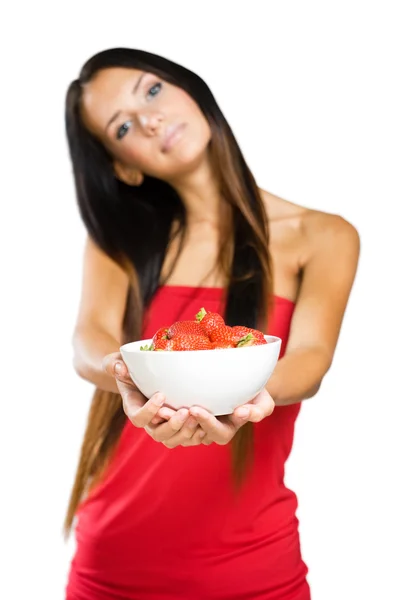 Slender young brunette holdng strawberries. — Stock Photo, Image