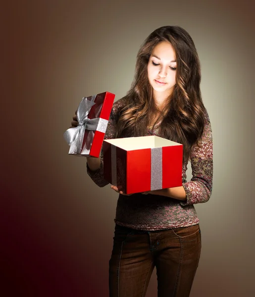 Joven belleza con caja de regalo roja . — Foto de Stock