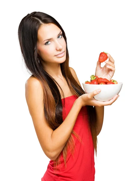 Brünette Schönheit mit einer Schüssel Erdbeeren. — Stockfoto