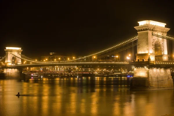 Gloden gloed van de Kettingbrug. — Stockfoto