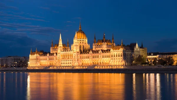 Blauwe uur shot van Hongaarse Parlement — Stockfoto