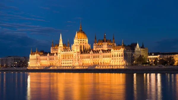 Blue hour shot of Hungarian parliamen — Stock Photo, Image