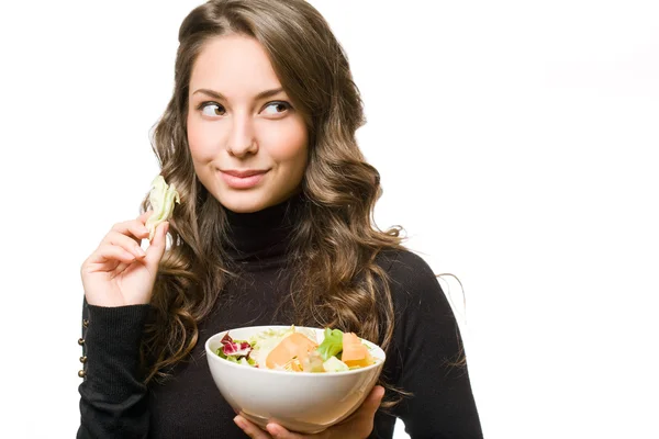 Aantrekkelijke brunette vrouw met salade. — Stockfoto
