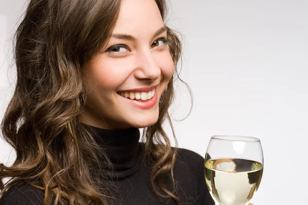 Brünette Schönheit mit Weißwein. — Stockfoto