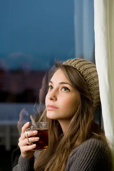 Μελαχρινή γυναίκα με ζεστό τσάι. — Φωτογραφία Αρχείου