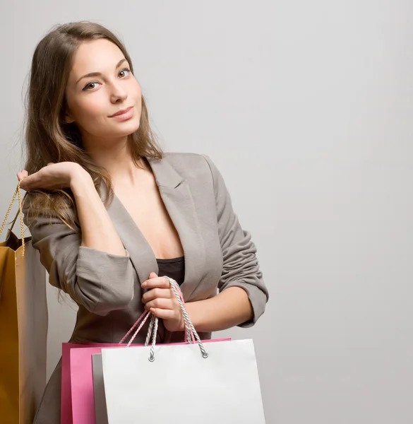 Modieuze jonge brunette shopper. — Stockfoto