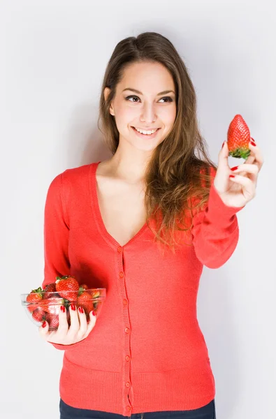 Passar ung brunett med jordgubbar. — Stockfoto
