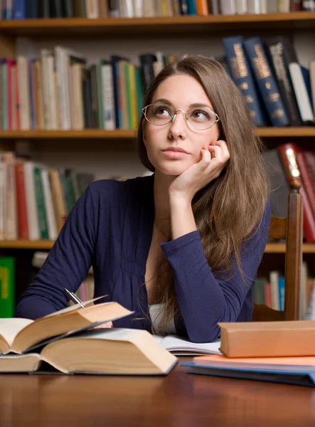 Vacker brunett student tjej studerar. — Stockfoto