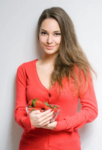 Splendida giovane donna con fragole . — Foto Stock