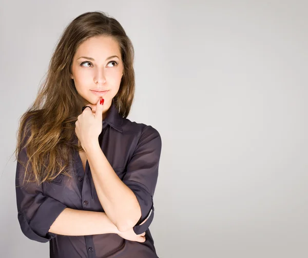 Jeune brunette à la mode . — Photo