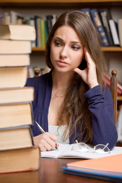 Uitgeput jonge brunette student. — Stockfoto