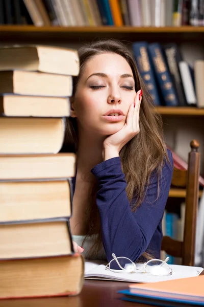 Wyczerpany młoda studentka brunetka. — Zdjęcie stockowe