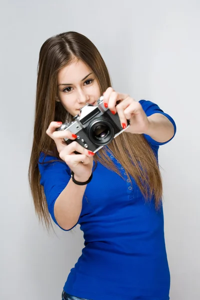 Jonge brunette meisje met behulp van camera. — Stockfoto