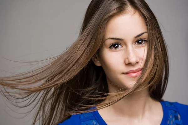 Dromerige jonge brunette. — Stockfoto