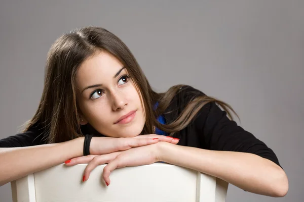 Schattige jonge brunette tiener meisje. — Stockfoto