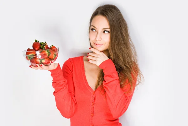 simpatichnaya-devushka-s-klubnikoy-foto