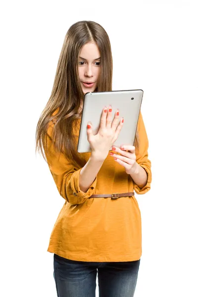 Дівчина-підліток використовує планшетний комп'ютер . — стокове фото