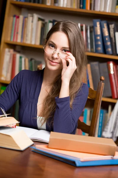 Junge Studentin studiert. — Stockfoto