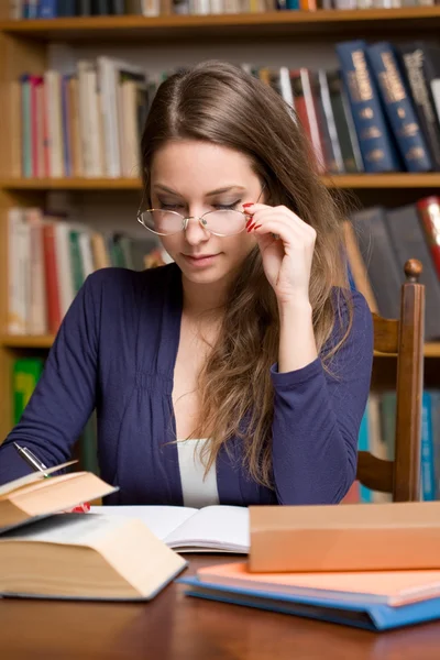 Beschäftigt junge brünette Studentin — Stockfoto