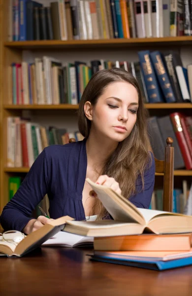 Junge Studentin studiert. — Stockfoto