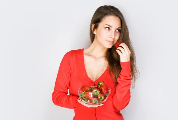 Brunette peinzen aardbei. — Stockfoto