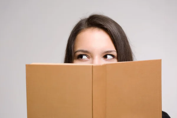 Selbstbewusste junge brünette Studentin. — Stockfoto