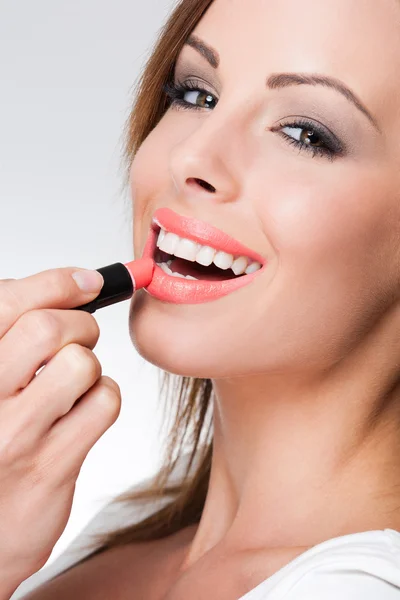 Brunette beauty applying makeup. — Stock Photo, Image