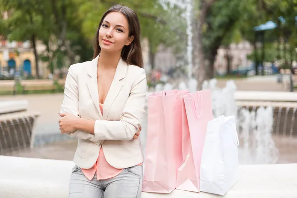 Brünette shopping schönheit. — Stockfoto