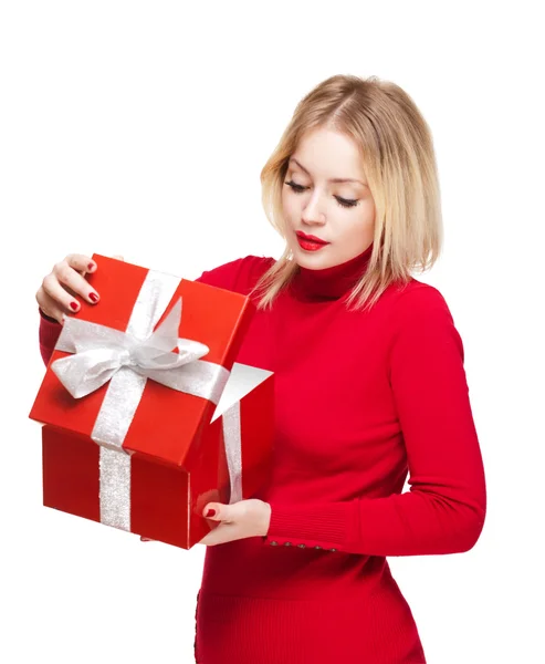 Festliche Blondine mit Geschenkbox. — Stockfoto