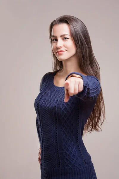 Selbstbewusste junge Brünette. — Stockfoto