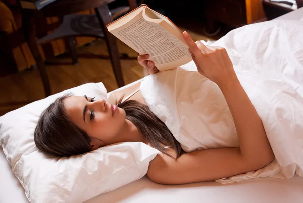 Leitura antes de dormir . — Fotografia de Stock