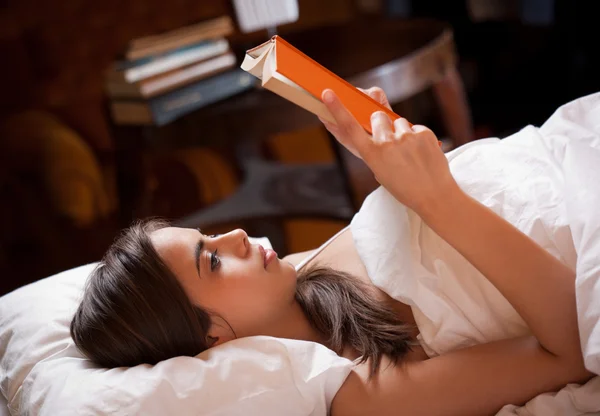 Čtení před spaním. — Stock fotografie