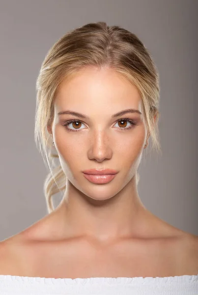Studio Portrait Beautiful Young Blond Woman Tanned Skin — Zdjęcie stockowe