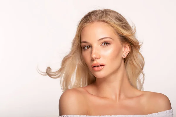 Studio Portrait Beautiful Young Blond Woman Tanned Skin — Zdjęcie stockowe