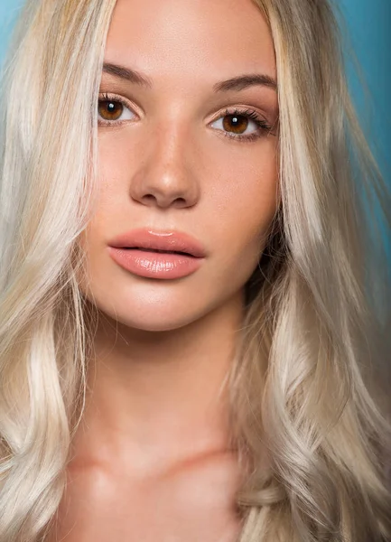 Studio Portrait Beautiful Young Blond Woman Tanned Skin — Stock fotografie