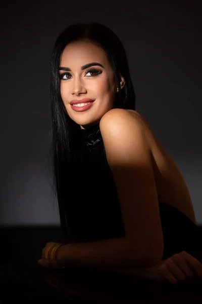 Estudio Portait Una Mujer Joven Belleza Morena Maquillaje Profesional —  Fotos de Stock