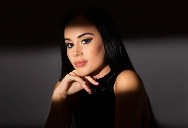 Estudio Portait Una Mujer Joven Belleza Morena Maquillaje Profesional — Foto de Stock